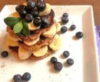 mini-crunch-pancakes mit banane und heidelbeeren