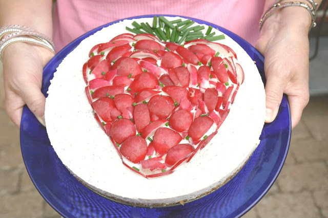 Matjessilltårta och jordgubbar