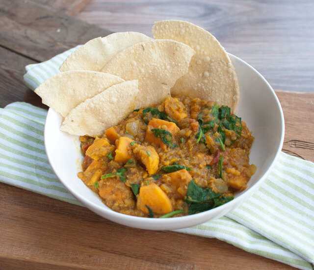 Recept: Indiase curry met zoete aardappel en rode linzen
