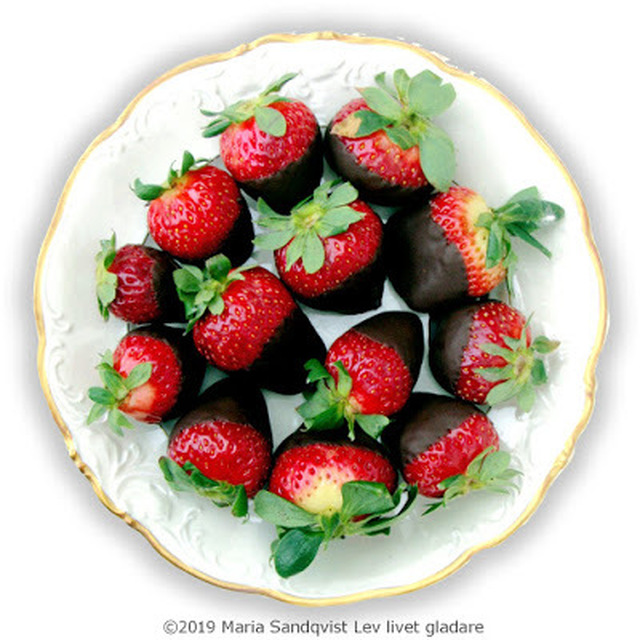 Chokladdoppade jordgubbar och alternativ till matjessill och nypotatis