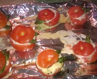 Juusto-parsakeitolla täytetyt tomaatit