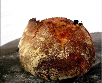 Kovászos kenyér mogyoróval és mazsolával