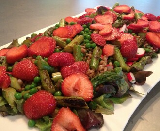 Lente salade met asperges en aardbeien