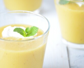 Zomerse smoothie met mango, banaan en sinaasappel