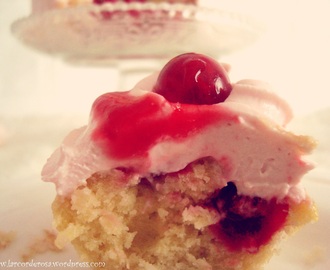 Torta de groselha decorada com mini cupcakes ♥