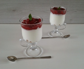 Panna cotta van Griekse yoghurt met aardbeien-rabarber saus