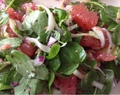 Salade van roze grapefruit en sumak
