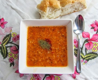 Ezogelin çorbası (Turkse soep met linzen en bulgur)