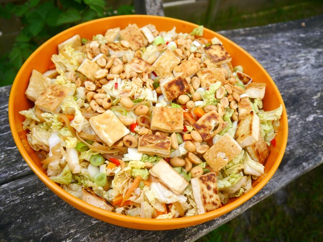 Noedel salade met knapperige tofu, chinese kool en gemberdressing