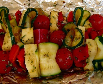 Gemüsespieße mit Halloumi, Zucchini, Tomaten und Paprika