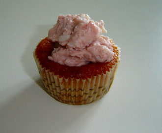 Haselnuss-Cupcakes mit Himbeer-Buttercreme
