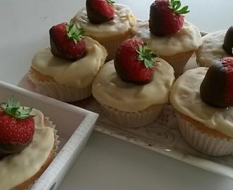 Vanille cupcakes met frambozenjam, witte chocolade en een chocolade aardbei
