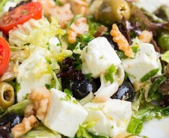 Salade met feta, olijven en walnoten