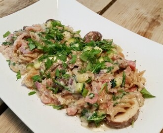 Pasta carbonara met courgette, champignons en rucola