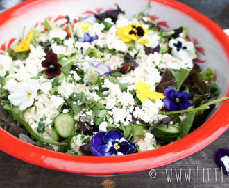 Groene salade met romige tahindressing en eetbare bloemen