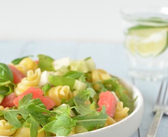 Zomerse pastasalade met watermeloen en feta