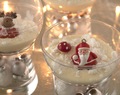 Gevulde kerstbal met gekaramelliseerde peer, speculaascrumble en witte chocolademousse