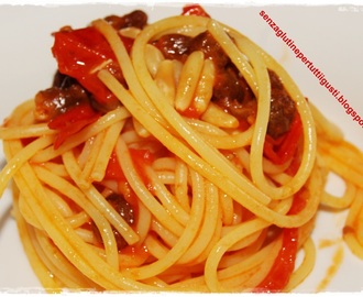 Spaghetti deliziosi con sugo di acciughe pinoli e uvetta!