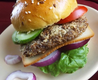 Nutburger, vagyis házi zsemlébe töltött diós csirkemell, füstölt sajttal és friss zöldségekkel