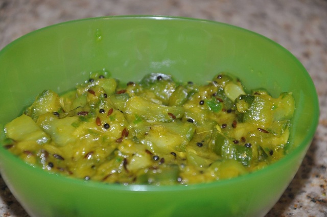Turai aur Adrakh/Hari Mirch Ki Sabzi - तुरई और अदरख/हरी मिर्च की सब्जी (Ridge Gourd and Ginger/Green Chili Curry)
