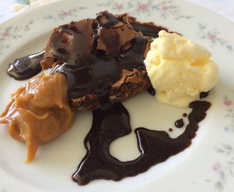 Brownie recehado com doce de leite, cobertura de calda de chocolate e sorvete