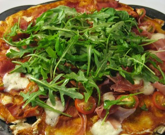 Grillattua pizzaa ilmakuivatulla kinkulla, mozzarellalla ja rucolalla