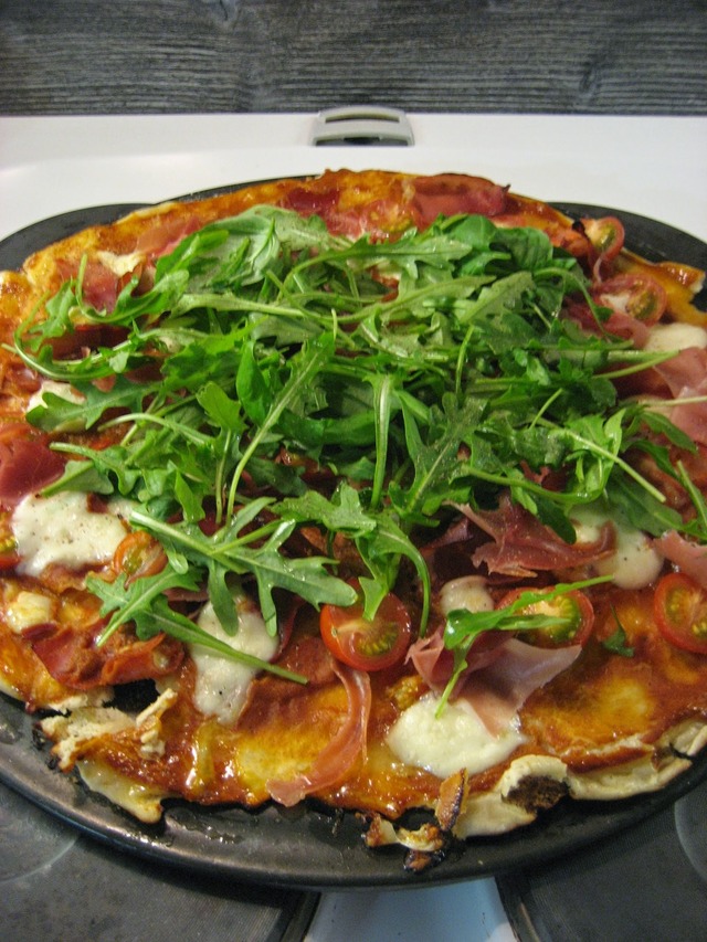 Grillattua pizzaa ilmakuivatulla kinkulla, mozzarellalla ja rucolalla