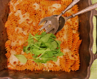 Fusilli uit de oven met tomatensaus en kaas