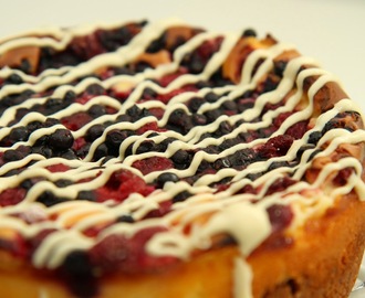 Amerikkalainen juustokakku marjoilla - Baked berry-cheesecake