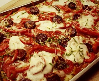 Gezonde pizza met courgette bodem