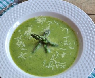 Zielona zupa krem ze szparagów i cukinii