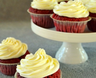 Red velvet kuppikakut / Red velvet cupcakes with cream cheese frosting
