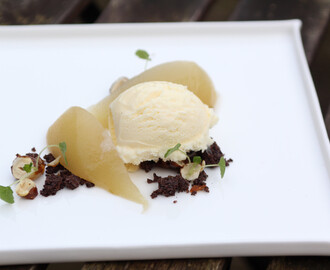 Dessert: gepocheerde peer met vanilleijs, chocoladecrumble en gekaramelliseerde hazelnoten