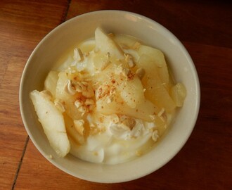 Gekarameliseerde peer met Griekse Yoghurt