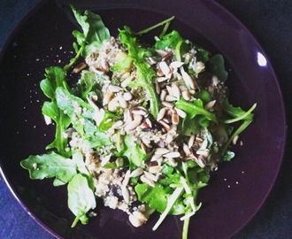 VEGAN VIBES: Quinoa stoofje met champignons, greens en wat crunch!