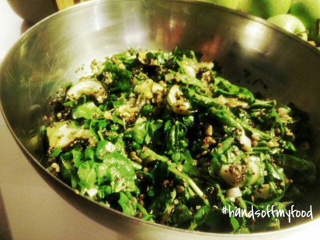 VEGAN VIBES: Tijd voor een frisse salade! #spinazie #quinoa en #avocadopesto!