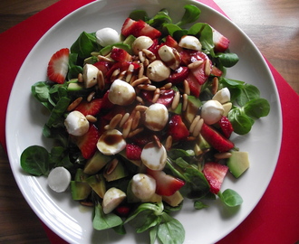 Salat mit Erdbeeren, Avocado und Ingwerdressing