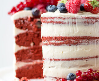 Naked red velvet cake met fruit