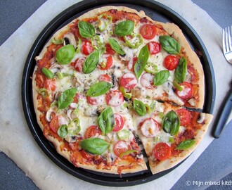 Vegetarische pizza met champignons en tomaat