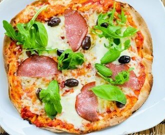 Libapizza med salami, mozzarella och oliver
