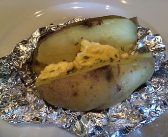 Een net echte gepofte aardappel in slechts drie minuten klaar