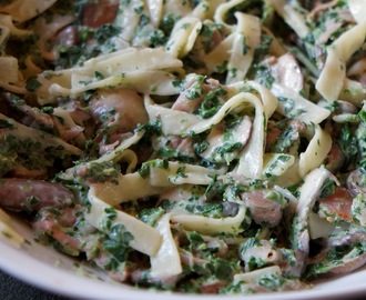 Romige tagliatelle met champignons, rauwe ham en spinazie
