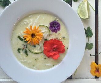 Kokos limoen soep met rijstnoedels (en eetbare bloemen!)