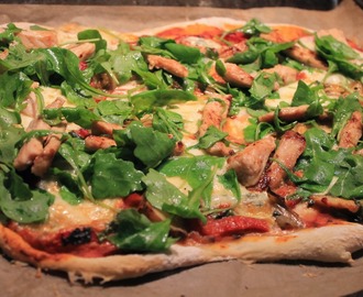 Hemmagjord pizza med kronärtskocka och fläskytterfilétopping - den godaste!