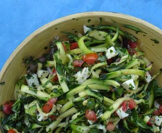 Salade de courgette crue citronnée, avec aussi des herbes et du crottin de chèvre