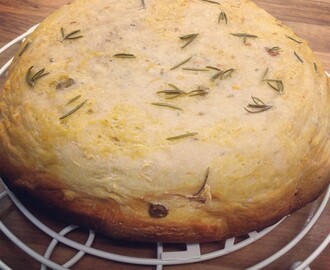 Slow Cooker Sundried Tomato, Rosemary and Green Olive Bread