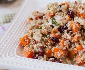 Salada de quinoa natalina - com peito de peru, nozes e cranberries