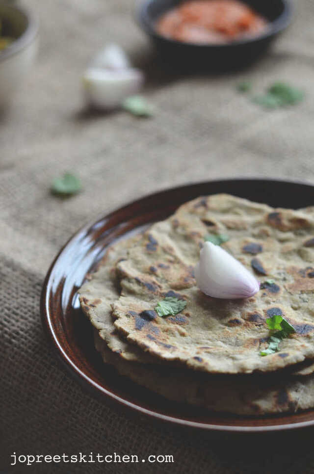 Bajra Roti aur Lahsun ki Chutney (Pearl Millet Flatbread with Garlic Chutney)