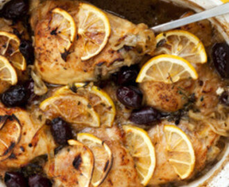 Pollo al forno con cipolle, limone, timo e olive nere