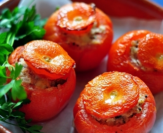 Pomidory faszerowane z puree pachnącym czosnkiem i z oliwkami